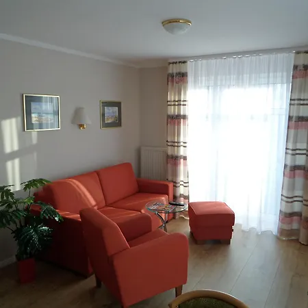 10 Im Haus Huehnergott